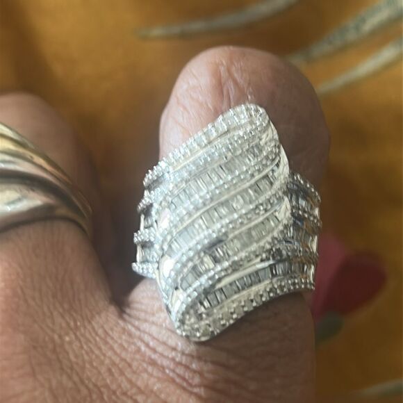 Elegant Sterling Silver Authentic Diamond Ring, Size 7 1/2. - Picture 1 of 7